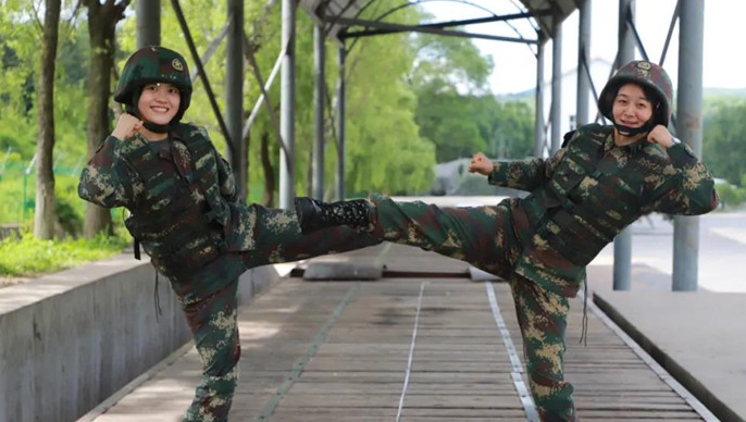 ���һ��Ů�����e�ӷ��A