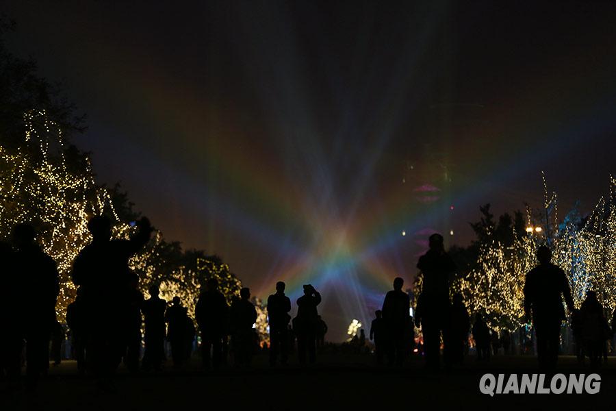 北京APEC會(huì)標(biāo)亮燈 北京APEC會(huì)標(biāo)亮燈