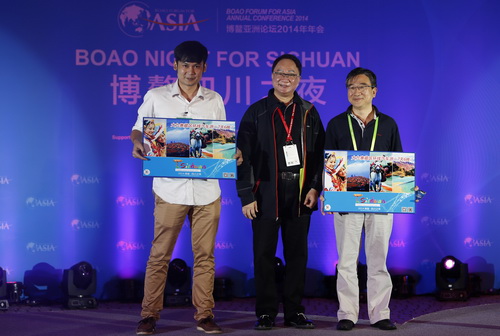 徐小明與獲獎?wù)吆嫌? oldsrc=