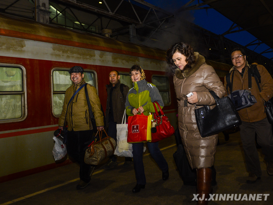 拆除“隔離墻” 架起“連心橋”—新疆開展“訪民情,惠民生,聚民心”活動紀(jì)實 拆除“隔離墻” 架起“連心橋”—新疆開展“訪民情,惠民生,聚民心”活動紀(jì)實