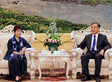 �����Ї������hǰ��ϯ�����������h��ϯ��Ľ�����_���ɰ���ƽ�l(f��)չՓ���s�u��߽���÷�քe�ʈF(tu��n)���L��������@�ɰ��P(gu��n)ϵ�c����δ���_չ��Ԓ�f(xi��)�̣��l(f��)����ͬ���h