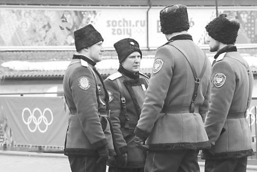 哥薩克人在冬奧會(huì)期間守衛(wèi)一座大橋。