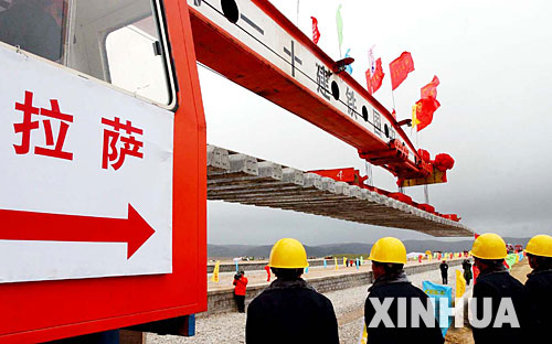 ���ؾ���(n��i)��һ���F·܉���ڰ����܇վ������F܉�����@�������_�^�m(x��)���죨2004��6��22�Քz���� &nbsp;&nbsp;&nbsp;&nbsp;����F·�����������_ȫ�L1956�������������Ϻ����������·���L����Խ����������L�ĸ�ԭ�F·�����F·���M(j��n)�����ǎ״��Ї��˵ĉ��룬���@һ�뷨ֱ�����Ї����������u׃?y��u)�F(xi��n)��(sh��)������F·һ�ڹ�����������ľ����1958���_����1984�꽻���I�\(y��n)�������ڮ�(d��ng)�r(sh��)���ҵĽ�(j��ng)��(j��)��(sh��)���Լ���ԭ����������·���g(sh��)�y�}��δ��Q����ľ�����_�α���ͣ����2001��6�������ҿ�Ͷ�Y330.9�|Ԫ?ji��ng)ӹ��޽�����F·���ڹ������@һ���̿�Խ����ɽ���ƹ���ɽ��ͨ�^��������Ӻʹ�Ƭ���������^(q��)����������F·���O(sh��)ʷ�ρ���δ�еĴ�Խ�����Ľ��Ɍ������ض����ϵ���ظ�ԭ�����µ����C(j��)�ͻ����� &nbsp;&nbsp;&nbsp;&nbsp;���A��l(f��)