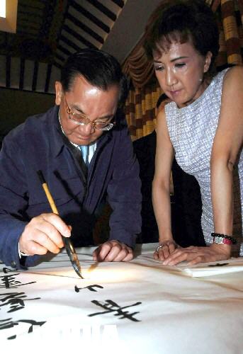 4��23�����B��(zh��n)�ں�ɽ���}�֡���(d��ng)�����Ї������h�s�u(y��)��ϯ�B��(zh��n)һ�����K�݅��^��