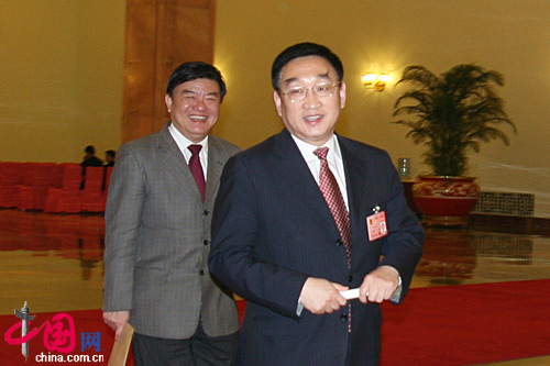 ˮ�����L(zh��ng)��ף��D�󣩡��l(w��i)�����L(zh��ng)��ã��D�ң���(j��ng)�^(gu��)������(hu��)�ñ��T(m��n)һЦ���^(gu��)