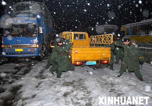 1��28�������侯��(zh��n)ʿ���Ƅ�����ѩ�е�܇�v��