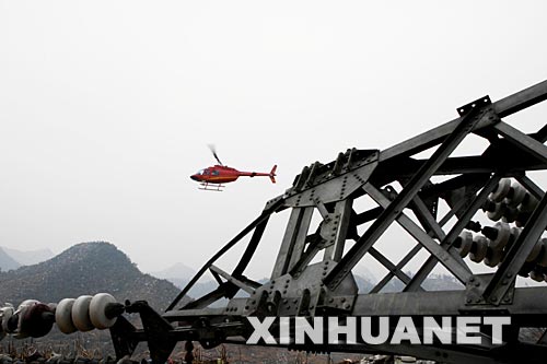 2��17�գ�һ��ֱ���C(j��)�ڏV�|ʡ�������Ǝr�(zh��n)��(du��)���ܱ�ѩ��(z��i)���ġ�500ǧ������ݔ늾�·�Ğ�(z��i)���ؽ���r�M(j��n)��Ѳ��������ݔ늾�·���F����λ����ɽ�����У�����ķeѩ������δ�ڻ����˹�Ѳ����y�Ⱥܴ��B�Ձ�����(gu��)��늾W(w��ng)��˾����ֱ���C(j��)��(du��)����ݔ늾�·��̎�ĸ�ɽ�^(q��)���M(j��n)��Ѳ�������ÙC(j��)�d�O(sh��)���M(j��n)���Ĕz�����r(sh��)�l(f��)�F(xi��n)���Ϻ��[������ȫ��֏�(f��)����ṩ�Y����