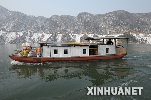 1��31�գ� һ���\(y��n)�ͷ��l(xi��ng)�ˆT�Ŀ��\(y��n)���ڷ��ӎXˮ��(k��)�к����� ��̎��eɽ�^(q��)�İ��ջ�ɽ�h��1��12��������50��һ�����ش�ѩ��(z��i)��ɽ·��ͨ��(d��o)���S��ɽ�^(q��)Ⱥ�����l(xi��ng)�ͳ�����������(d��ng)?sh��)������ڴ_����ȫ����r�������÷��ӎXˮ��(k��)�������l���ӏ�(qi��ng)ˮ·���\(y��n)���R�r(sh��)���{(di��o)ʮ�חl���δ��䮔(d��ng)���\(y��n)����Ŀǰ��20���l���\(y��n)��ֻ�վ��\(y��n)ݔ����1000����������(d��ng)?sh��)����������P(gu��n)���T(m��n)��ȡ24С�r(sh��)��ȫ�O(ji��n)�صȶ��(xi��ng)��ʩ�_���˿Ͱ�ȫ��