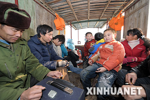 1��31�������l(xi��ng)�ˆT�˶ɴ��ؼ��� ��̎��eɽ�^(q��)�İ��ջ�ɽ�h��1��12��������50��һ�����ش�ѩ��(z��i)��ɽ·��ͨ��(d��o)���S��ɽ�^(q��)Ⱥ�����l(xi��ng)�ͳ������衣��(d��ng)?sh��)������ڴ_����ȫ����r�������÷��ӎXˮ��(k��)�������l���ӏ�(qi��ng)ˮ·���\(y��n)���R�r(sh��)���{(di��o)ʮ�חl���δ��䮔(d��ng)���\(y��n)����Ŀǰ��20���l���\(y��n)��ֻ�վ��\(y��n)ݔ����1000����������(d��ng)?sh��)����������P(gu��n)���T(m��n)��ȡ24С�r(sh��)��ȫ�O(ji��n)�صȶ��(xi��ng)��ʩ�_���˿Ͱ�ȫ��