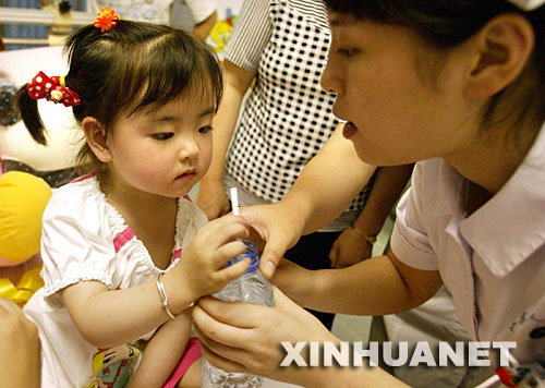  5��31�������Kʡ�����t(y��)Ժ���o(h��)ʿ�ڐ��Ĳ���ι��ܰܲ��ˮ����(d��ng)�հ������Ĵ������(z��i)�^(q��)С���T��ܰܲ�����Ͼ����M(j��n)�뽭�Kʡ�����t(y��)Ժ�������w�������Ŀ���(f��)�ί������鰲�b��֫����(zh��n)���� 5��14�����ڵ������Ĵ������h�ǣ������ڿ��������µ�3�qСŮ����ܰܲ�������y��ĸ�����w���o(h��)���c����?f��n)��?0����С�r��@�ȡ����t(y��)��꠺���������P(gu��n)������Сܰܲ�����Ļ֏�(f��)��r���á�