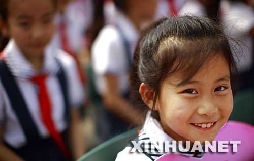 6��1�գ�һ��С�W(xu��)�����ӏVԪ�����(gu��)�Z(y��)�W(xu��)У�e�еĻ��(d��ng)����(d��ng)�գ��Ĵ��VԪ�����(gu��)�Z(y��)�W(xu��)У�e�С���(zh��n)�ٞ�(z��i)�y ��(ji��n)��(qi��ng)���L(zh��ng)�����}���(d��ng)���c������һ����(gu��)�H��ͯ��(ji��)�� ���A��ӛ�߲œP(y��ng)�z