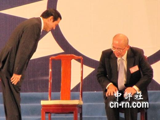 馬英九對(duì)吳伯雄執(zhí)禮甚恭。(中評(píng)社 康子仁攝)