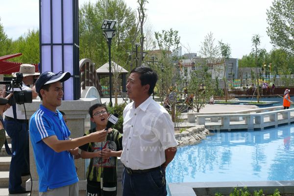 格爾木市綠化部門負(fù)責(zé)人向媒體介紹情況